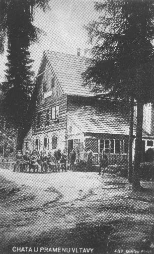 Turisti ped chatou KST, postavenou v letech 1922 a 23,   r.1923