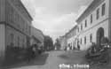 Ulice v eskch lebech, vpravo hostinec "Zum Bhmerwald"  r.1928