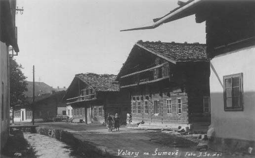 Dřevěné domy podél Volarského potoka  r.1925