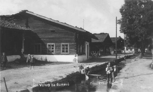 Volarský potok sloužil ke praní prádla i zábavě dětí  r.1935