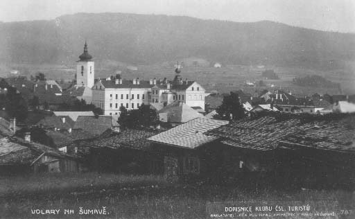 Pohled na kostel přes roubené domy  r.1930