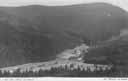 Hora Boubn s Idinou pilou a loveckm zmekem v pozad  r.1930