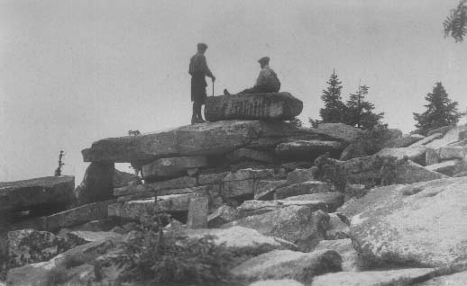 Turisti na vrcholu  r.1930